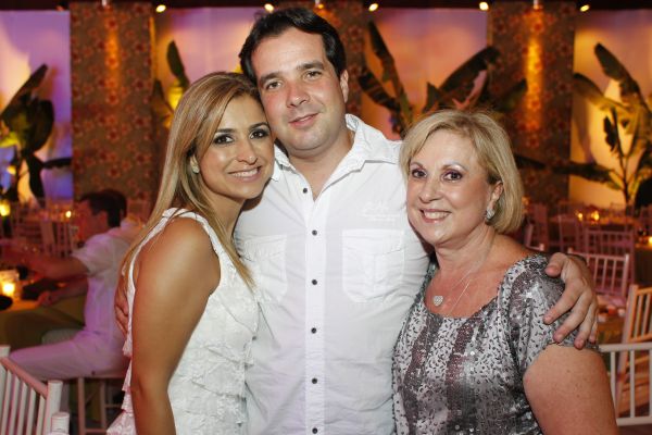 O Baile de Réveillon 2011 do Graciosa Country Club, mais uma vez, foi um sucesso.
O presidente do clube, Tobias de Macedo, sua esposa, Larissa, e Maria Olímpia de Macedo estavam entre os que mais aproveitaram a noite | Diego Pisante