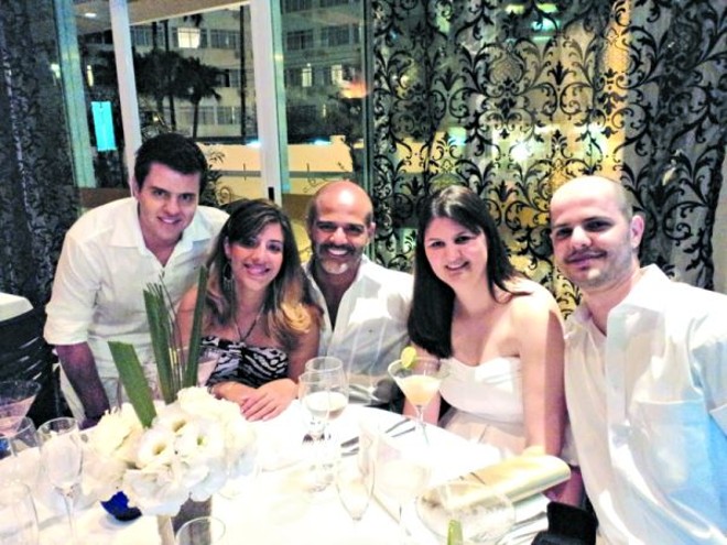 O animado réveillon do restaurante Number Seven, em Balneário Camboriú, recebeu gente VIP de todo o Brasil. Na foto, os amigos Ricardo Mendes, chefe executivo da rede hoteleira Accor, Camila Cavalcanti, da Calvin Klein São Paulo, Danilo Ribeiro, executivo de hotelaria, com Vanessa Lancini e Carlos Cardoso, executivos da Hamburg Sud, confraternizam na chegada de 2011 | 