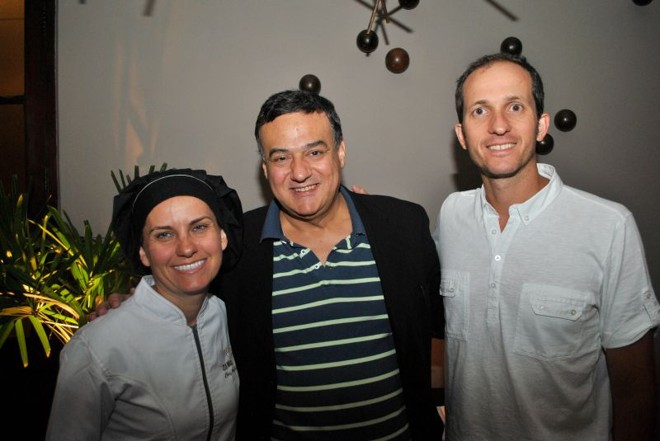 O enólogo Guilherme Rodrigues na foto, ladeado pela chef Joy Perine e pelo restaurater Marcos Müller fez uma degustação às cegas de vinhos verdes, no restaurante Zea Maïs, para sua coluna Notas Báquicas, da revista Bom Gourmet da Gazeta do Povo, que circula dia 20 de janeiro |