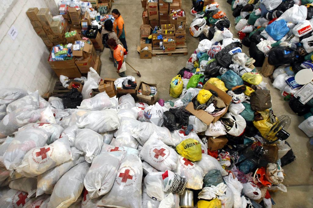Organização e voluntários fazem parte do processo de distribuição das doações de alimentos, roupas e medicamentos que chegam de várias regiões do país para ajudar os desabrigados da região serrana do Rio de Janeiro | Daniel Castellano/Gazeta do Povo