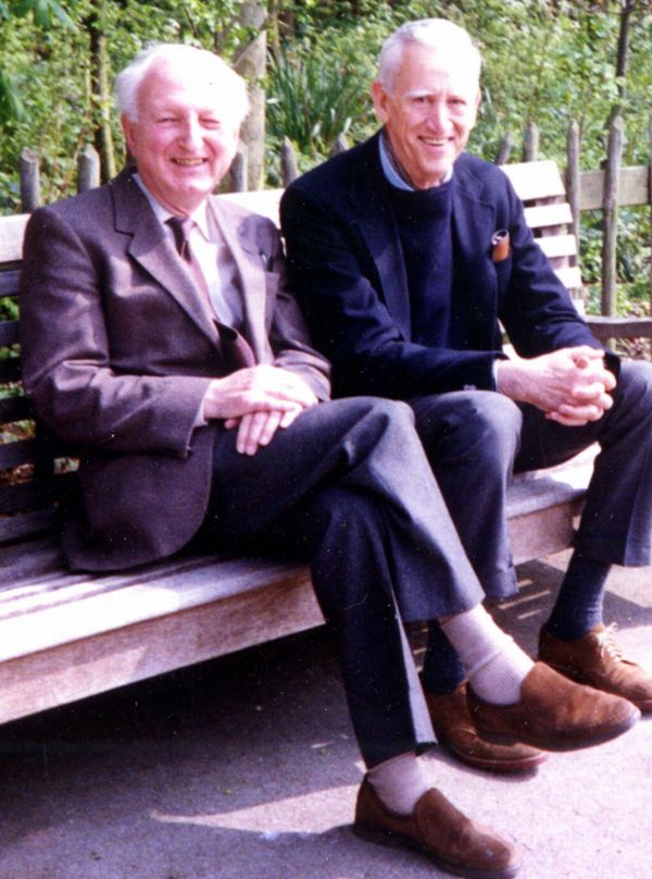 O escritor norte-americano J. D. Salinger (à direita) com o amigo Donald Hartog, em Londres, em 1989: viagens, gatos, televisão e hambúrgueres | AFP/Arquivo pessoal