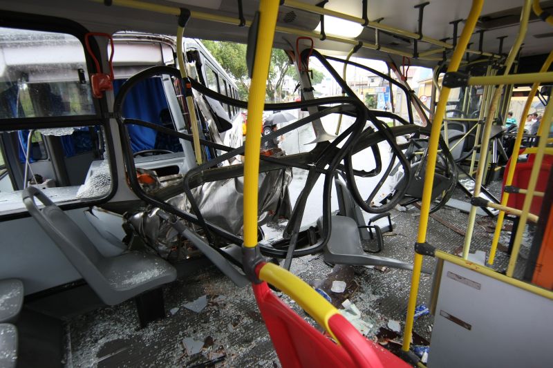 Colisão aconteceu no cruzamento da Avenida Vereador Toaldo Túlio com a Rua Domingos Strapasson, em Curitiba | Aniele Nascimento / Gazeta do Povo