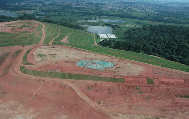 Segundo a prefeitura de Curitiba, o lixo só poderá ser coberto com terra depois que todas as obras forem feitas |