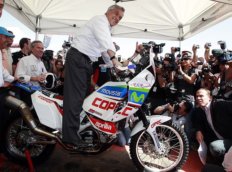 No sábado de folga, o presidente do Chile Sebastian Piñera posou para fotos sobre uma moto do Dakar | Eric Gaillard / Reuters