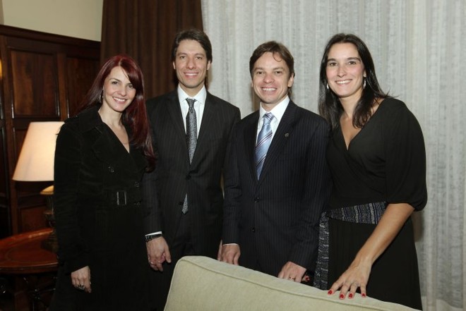 Os advogados Fernando Vernalha Guimarães e Luiz Fernando Pereira comemoram o sucesso do lançamento de livro coordenado pela dupla, com produção de advogados do escritório, e estreiam logomarca nova, assinada por Manoela Leão, da Gusto Editorial, que também fez o layout da publicação. Na foto, os casais Fernando Vernalha Guimarães e Flávia da Costa Vianna (à esq.), com Luiz Fernando Pereira e Ana Luisa Caron, no coquetel de fim de ano | 