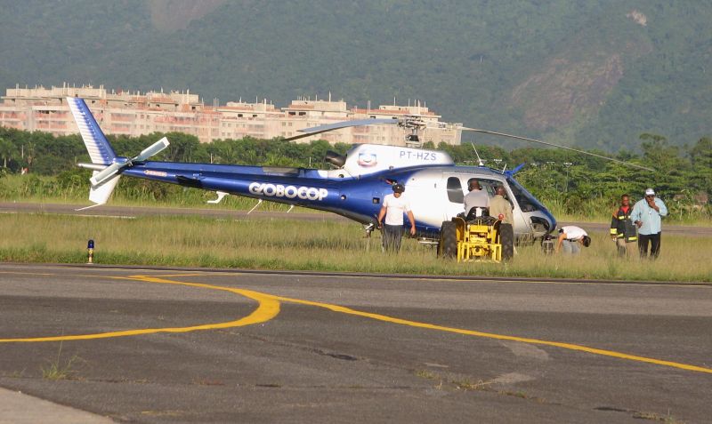 Depois dos tiros, o helicóptero da TV Globo pousou no aeroporto de Jacarepaguá | Carlos Eduardo Cardoso/Agencia O Dia
