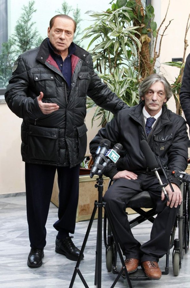 O premiê italiano Silvio Berlusconi ao lado de Alfredo Torreggiani, filho de uma das vítimas dos atentados promovidos na década de 70 pelo grupo de esquerda de Battisti | 