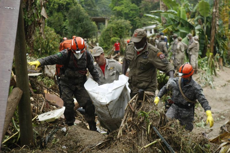 Bombeiros e militares realizam resgate de vítima dos deslizamentos em Teresópolis | Daniel Castellano / Gazeta do Povo