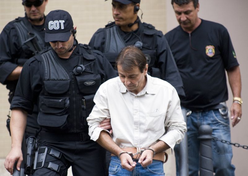 Battisti, conduzido por policiais federais ao ser preso: em entrevista desta semana, ele disse que a Itália sempre foi um blefe, e que não haverá retaliação | Antonio Scorza / AFP