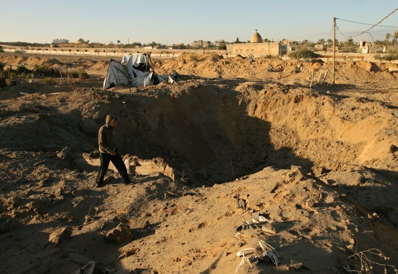 Homem inspeciona danos a túnel de contrabando bombardeado ontem em Rafah, na fronteira da Faixa de Gaza com o Egito | Said Khatib/AFP