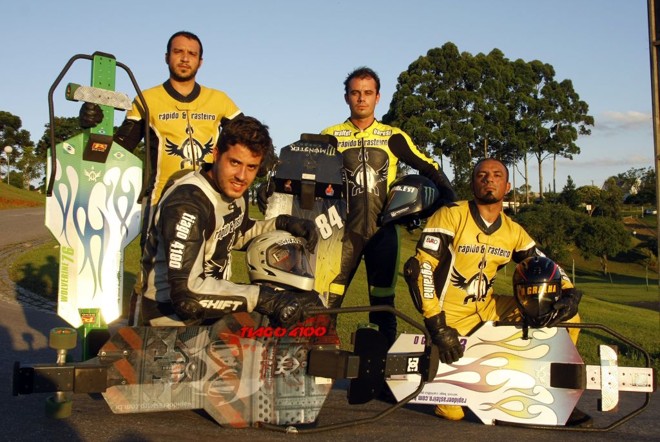 Equipe curitibana de street luge: em pé, Jades Wolverine e Walter dos Santos; agachados, Tiago Antunes e Johnatan Gralha | 