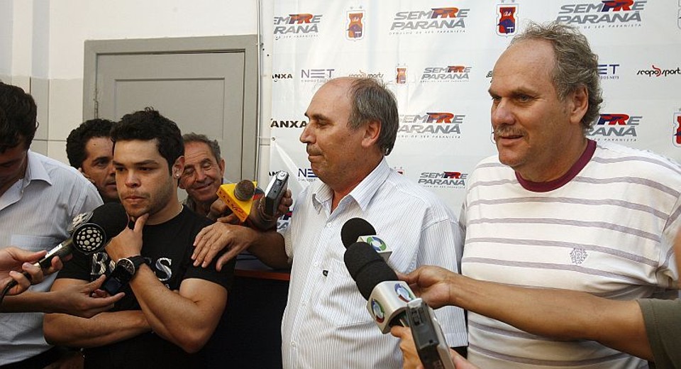 Kerlon, ao lado de Romani e de Paulo César Silva: meia-atacante afirmou intenção de estrear no clássico contra o Atlético | Hedeson Alves / Agência de Notícias Gazeta do Povo