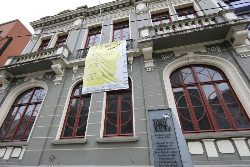 Fachada da sede histórica, e hoje em reformas, da Escola de Música e Belas Artes do Paraná, na Rua Emiliano Perneta | Aniele Nascimento/ Gazeta do Povo