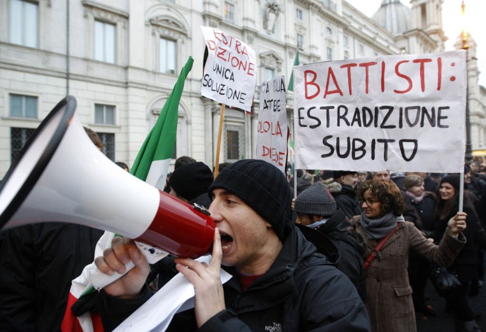 Manifestantes em frente da Embaixada do Brasil em Roma: protesto contra a decisão de Lula de conceder asilo a Battisti e de não extraditá-lo à Itália | Max Rossi/REuters