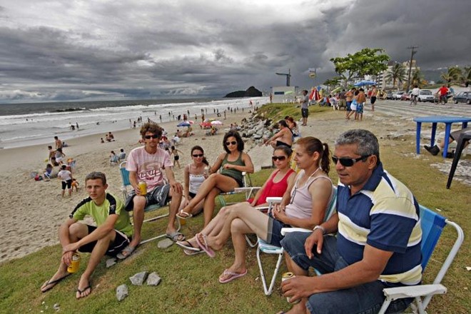 A corretora de valores Isabel Kubis Carneiro (de verde) aproveitando o domingo (2) na Praia Brava de Matinhos, mesmo com o tempo fechado | 