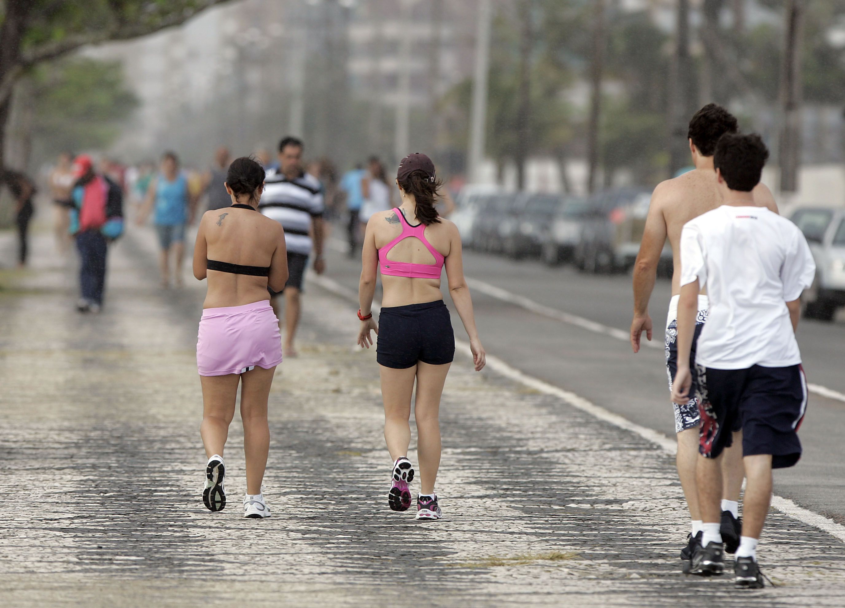 Uma caminhada no calçadão é o ideal para começar uma atividade física | Hedeson Alves / Agência de Notícias Gazeta do Povo