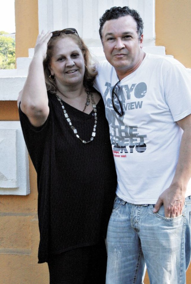 O ator, diretor e professor de teatro Chico Pennafiel recebeu na semana passada a autora de novelas Ana Maria Moretzsohn, que veio a Curitiba para uma pesquisa para a minissérie Belos demais, que revela os bastidores da profissão de modelo e será ambientada na cidade. A produção, de 11 capítulos, será veiculada apenas na internet. As gravações estão programadas para ocorrer em julho |