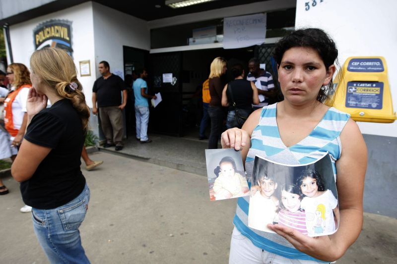 A dona de casa Verônica Pfister foge da casa de familiares, onde está abrigada, para tentar encontrar os corpos dos filhos em delegacia de Teresópolis | Daniel Castellano/Gazeta do Povo