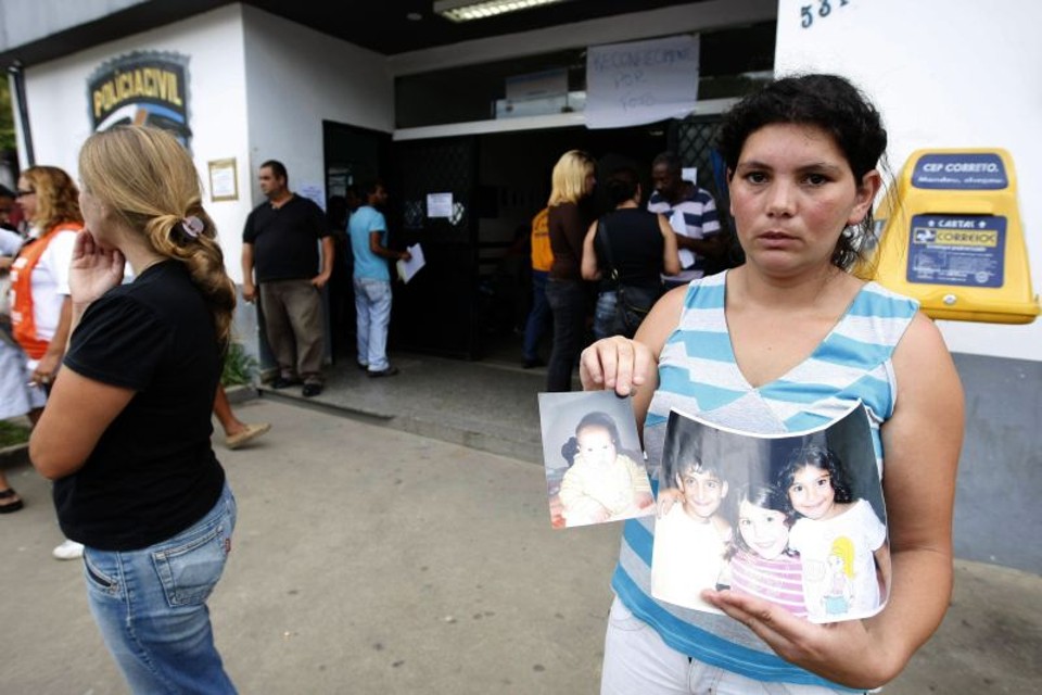 A dona de casa Verônica Pfister foge da casa de familiares, onde está abrigada, para tentar encontrar os corpos dos filhos em delegacia de Teresópolis | Daniel Castellano/Gazeta do Povo