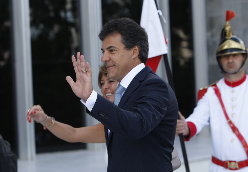 O governador Beto Richa chega à Assembleia Legislativa acompanhado da esposa Fernanda Richa | Antônio Costa / Agência de Notícias Gazeta do Povo
