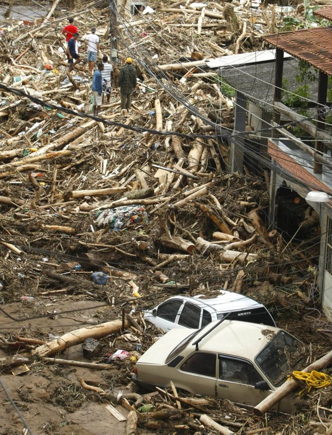 Segundo a Polícia Militar, pelo menos 20 bairros estão isolados em Nova Friburgo. Cenário da cidade é de destruição |