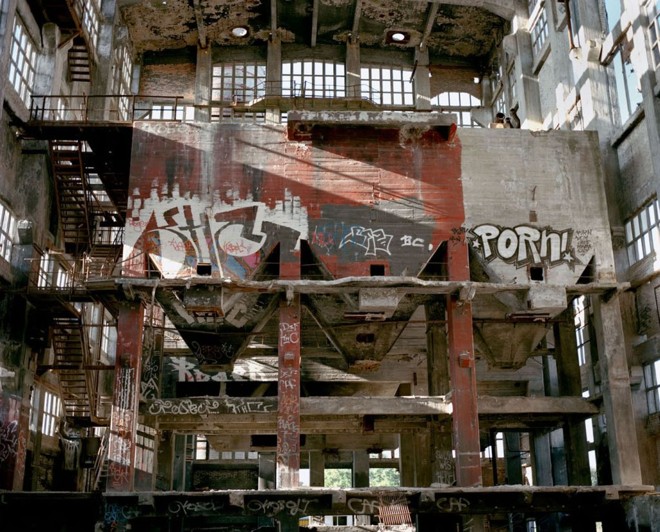 Pavilhão de fábrica abandonado retratado por Stine Eriksen |