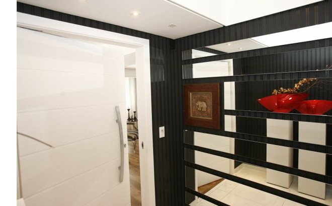 Ousado -Acostumada com o branco ligado à profissão, a médica Katiana Balarezo Giarola decidiu ousar na cor do hall de seu apartamento. Ela escolheu um papel de parede preto, para contrastar com o espelho, que ajudou a dar o equilíbrio ao ambiente. Como ele ficou escuro, a arquiteta Ana Cristina Ávila precisou trabalhar com bastante luz no local. 