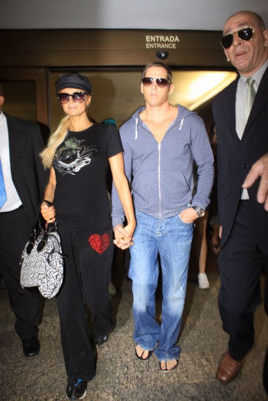 Paris Hilton chegou ontem no Brasil. Ela desfila hoje pela Triton | Márcio Honorato/AE