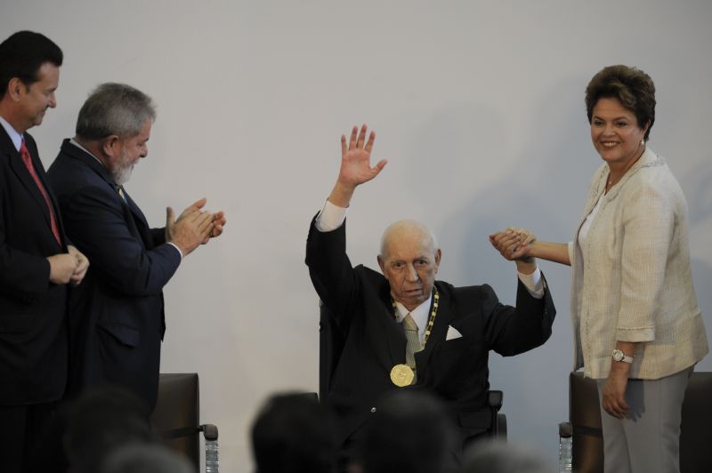 O ex-vice-presidente, já com a medalha, entre Lula e Dilma | Mauricio Lima/AFP