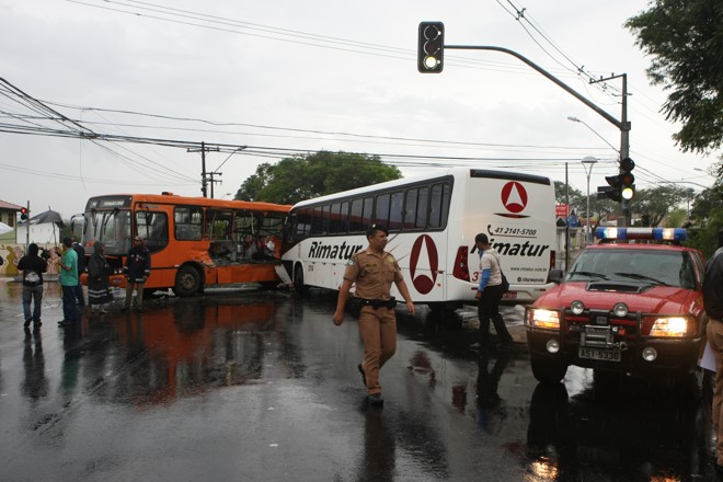 Pista molhada dificultou o acionamento dos freios do ônibus. | 