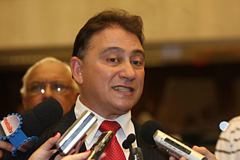 Depois de muito refletir (...), em nome da unidade partidária que deve sempre prevalecer em detrimento dos interesses pessoais, achei por bem (...) apoiar o nome do deputado Valdir Rossoni. - Nelson Garcia, por meio de nota | Albari Rosa / Gazeta do Povo