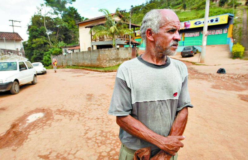 Aposentado João Luiz Carreiro, 50 anos, morador de Teresópolis: queda da porta da cozinha era Deus mandando sair | Daniel Castellano / Gazeta do Povo