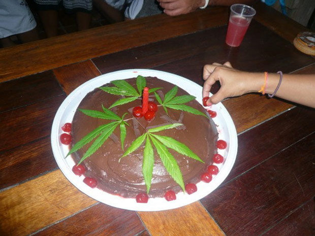 Máquinas fotográficas de convidados foram apreendidas com imagens do bolo de chocolate e maconha, que foi servido em festa de aniversário em praia da Bahia | Divulgação/Polícia Civil da Bahia