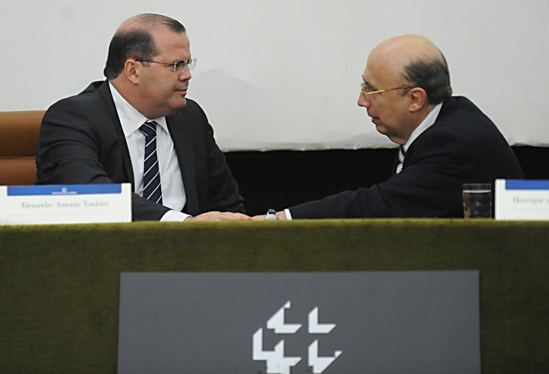 Tombini (à esquerda) e o antecessor Meirelles: perspectiva de juros em alta e vigilância sobre o crédito imobiliário | Fábio Pozzebom/ABr