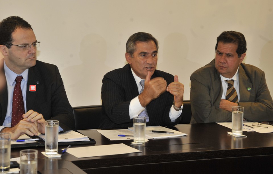 Após reunião com centrais, governo reafirma mínimo de R$ 545 Gilberto Carvalho(centro): regra para o salário mínimo deve garantir reajuste de 6,7% neste ano e de 12,5% em 2012. | José Cruz / ABR