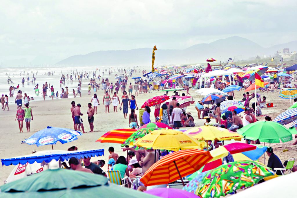 Praia de Ipanema, em Pontal do Paraná, na manhã de ontem: movimento grande de veranistas | Albari Rosa/Gazeta do Povo