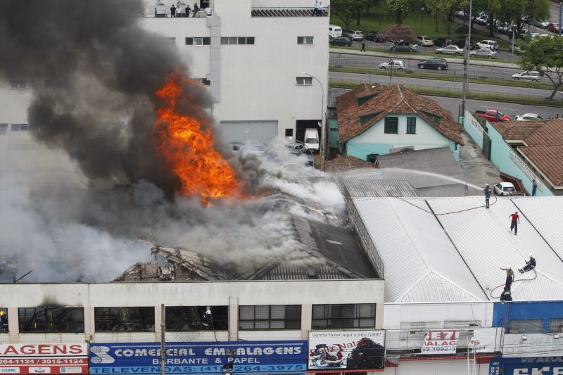 O segundo andar do prédio no centro de Curitiba, ocupado pelo depósitos, um escritório e um sindicato, ficou destruído | Daniel Castellano / Gazeta do Povo
