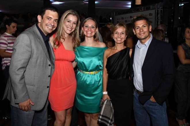 Marlus Doria, diretor executivo da megaincor­­poradora Cyrela no Paraná, e sua mulher, a advogada Rogéria Dotti (ambos à dir.), com o casal Mirielle e Ricardo Batista (ele, diretor de vendas), e Ana Wippel (de verde), do marketing da empresa no estado, durante a convenção de vendas dos empreendimentos Ideale e West Side, realizada na terça-feira, no Wyn Lounge. O evento reuniu mais de 300 corretores | 