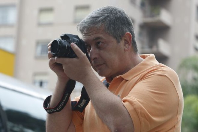 As lentes de Newton Maciel registram a arquitetura, personagens e lugares inesquecíveis de Curitiba. O produtor artístico começou a fotografar por hobby e transformou-se em retratista da cidade. Todo dia, caminha pelas ruas, fazendo registros que ganham fãs. Tanto que está, até o fim do mês, com uma exposição no Bar Baran. Mas não é fotógrafo profissional: