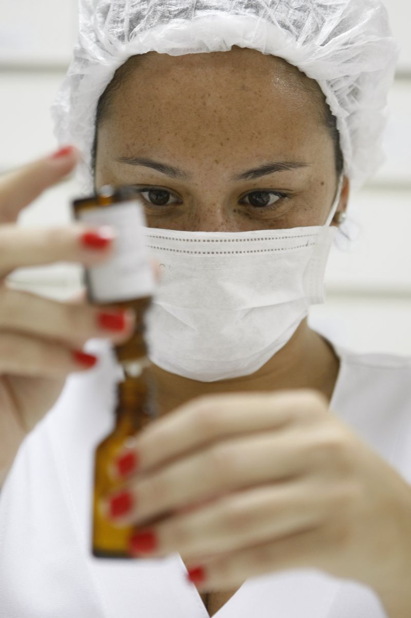 Remédio é manipulado em laboratório: SUS oferece assistência homeopática desde o ano passado | Rodolfo Bührer/Arquivo/Gazeta do Povo