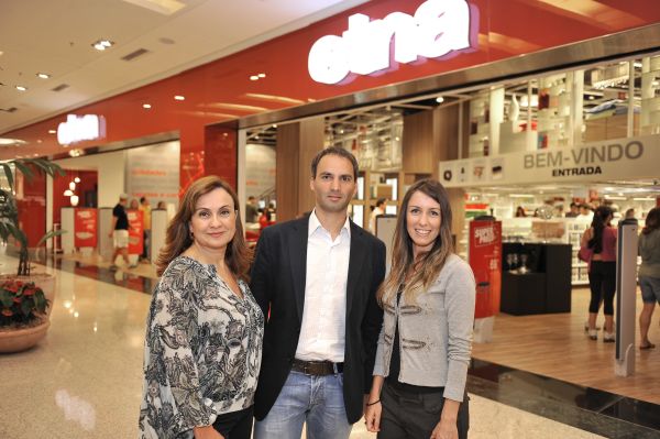 Patricia Furtado (à esq.), Heitor Soubihe, respectivamente gerente de vendas corporativas e de expansão, e a coordenadora de marketing Denise Silveira, foram os anfitriões da inauguração da loja Etna de Curitiba, no ParkShoppingBarigüi. Ainda neste ano a cidade ganhará uma segunda filial da rede de móveis e artigos de decoração | Marcelo Stammer