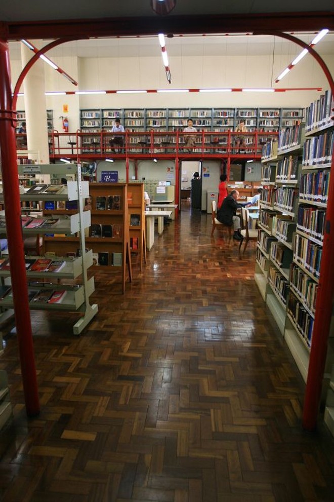 Na foto, as estantes à esquerda expõe títulos novos e mais procurados, como a trilogia Millenium, do sueco Stieg Larsson | 