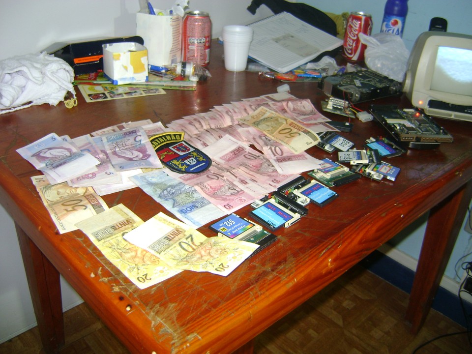 Foram apreendidas 11 máquinas caça-níqueis, 12 chips memória flash e R$ 1.100 em dinheiro | Felippe Aníbal/Agência de Notícias da Gazeta do Povo