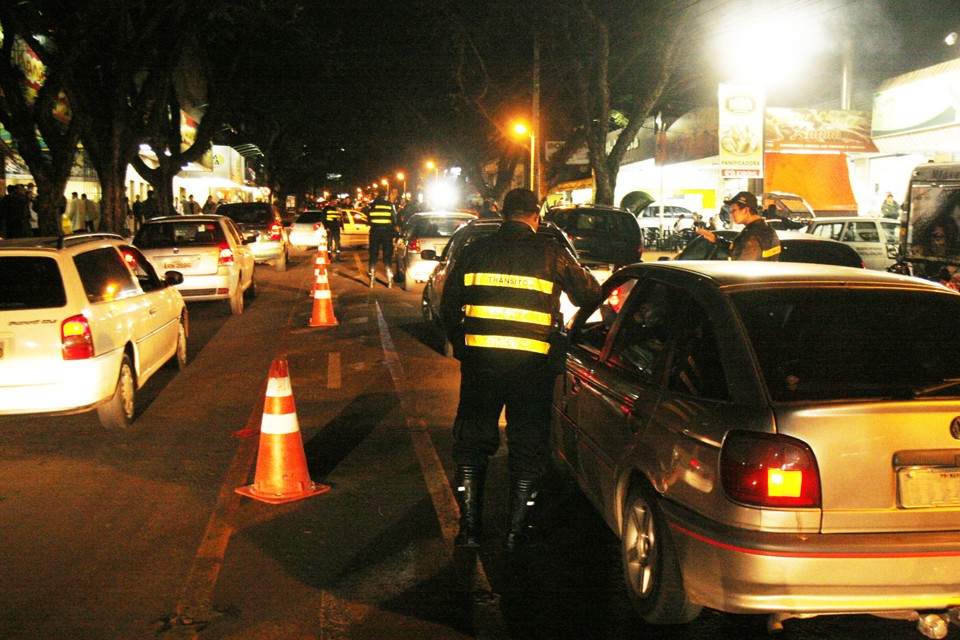 Durante o período de festas e férias, as equipes do Pelotão de Trânsito da PM e da Setran estão realizando blitze durante o dia e pela noite, tentando combater principalmente os casos de embriaguez ao volante | Divulgação - Assessoria PMM