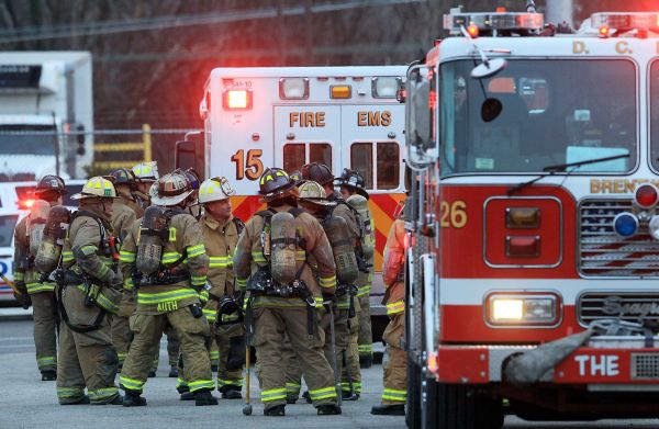 Bombeiros de Washington se concentram fora da agência postal onde a bomba explodiu: segundo ataque em dois dias | Mark Wilson/AFP