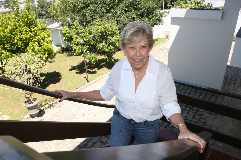 A presença de escadas na atual residência de Nair Canhizares é desfavorável à rotina dela | Walter Alves/ Gazeta do Povo
