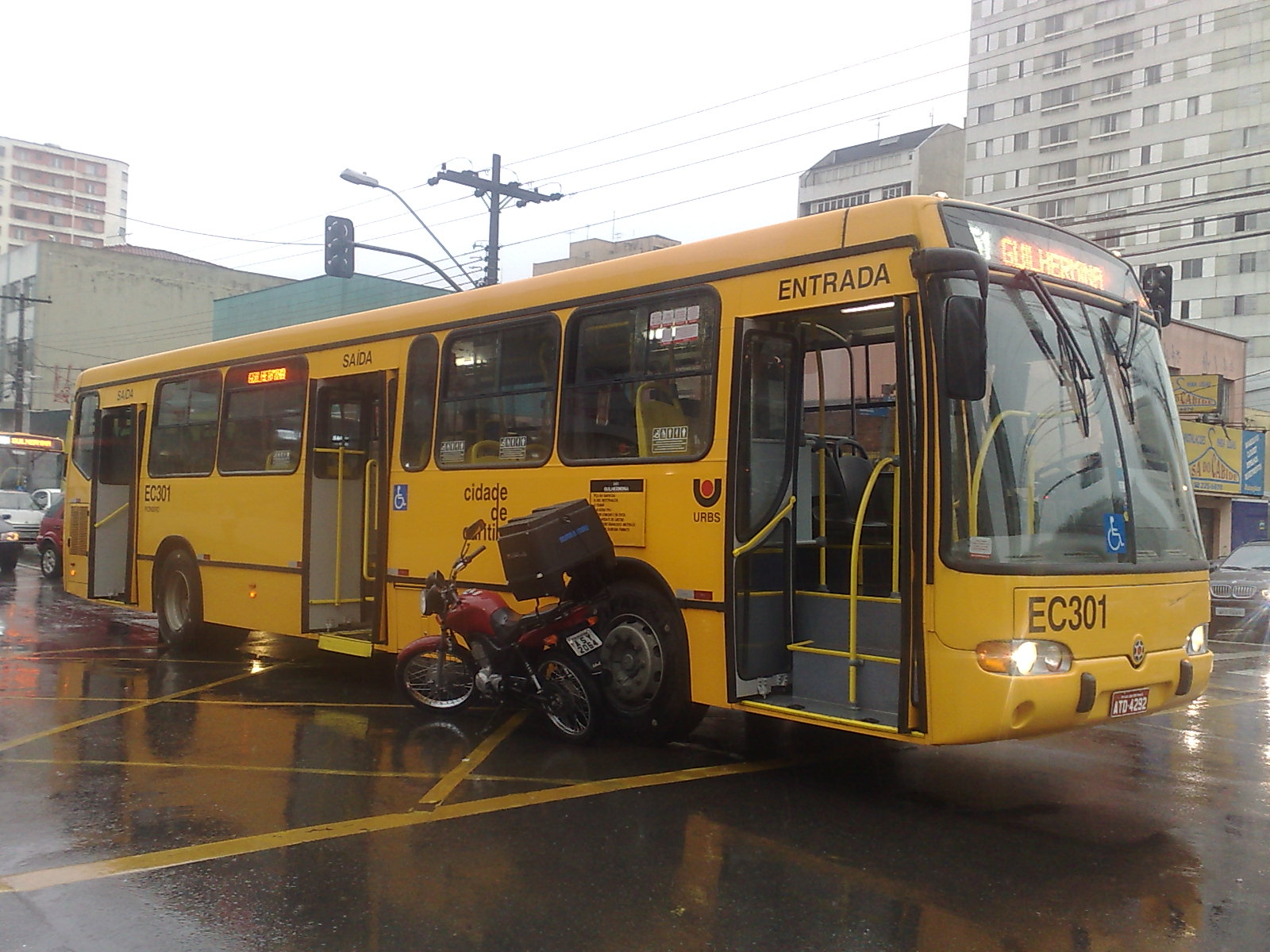 Acidente entre ônibus e moto provocou lentidão no Centro de Curitiba | Felippe Aníbal / Gazeta do Povo