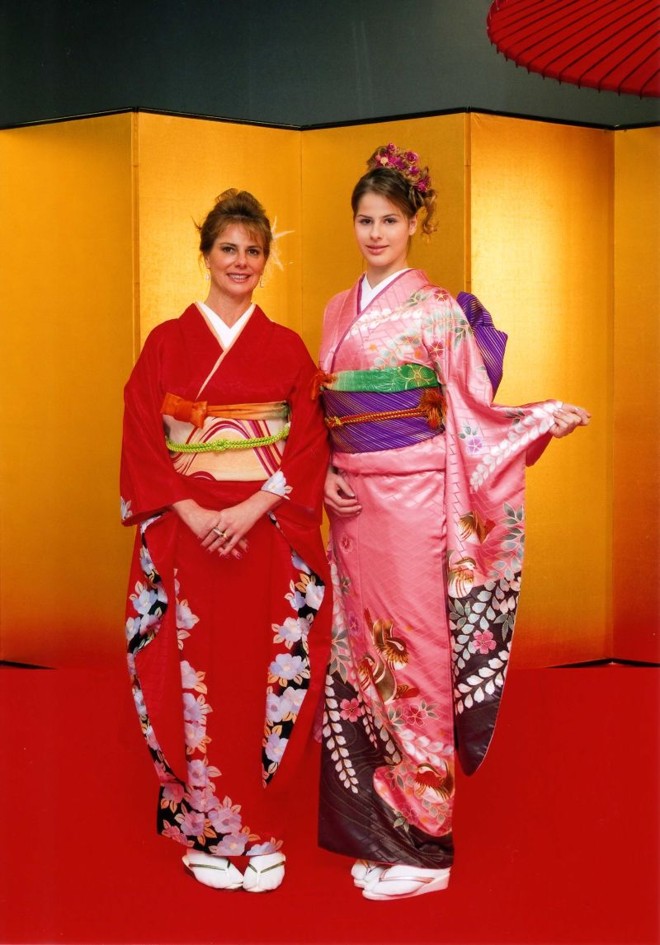 Soraya Ribas, proprietária da Ideally Iluminação, passa temporada no Japão, onde se atualiza com as novidades na área de iluminação e aproveita para fazer intercâmbio cultural: a mais recente aventura foi aprender a tradicional arte de vestir kimono, em curso de vários dias que fez com a filha, Maria Fernanda. As duas não esqueceram o detalhe de colocar os pés voltados para dentro, parte da postura que se deve ter ao usar o kimono |