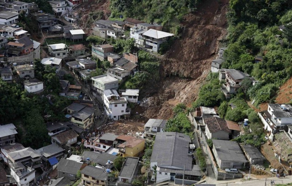 Vista aérea mostra o cenário de destruição em Teresópolis. Chuva provocou o deslizamento. Muitas pedras e entulhos formam barreiras dificultando o resgate | Bruno Domingos / Reuters