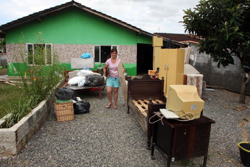 Depois das enchentes, moradores tentam salvar o que sobrou no bairro Morro do Meio, em Joinville, Santa Catarina | Walter Alves / Agência de Notícias da Gazeta do Povo